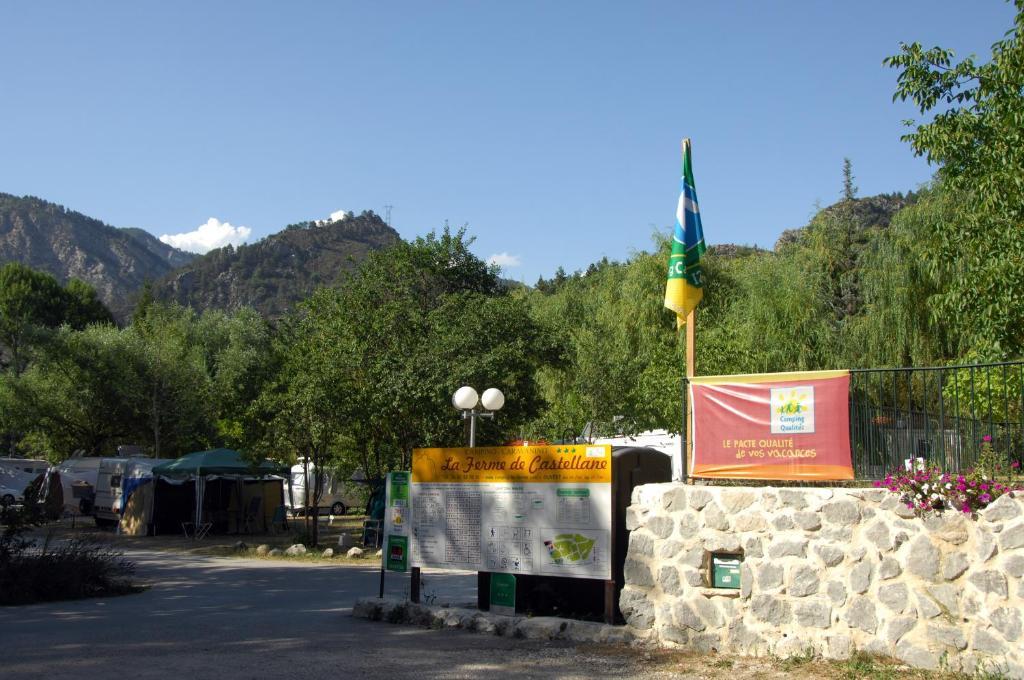 Camping La Ferme De كاستيلان المظهر الخارجي الصورة