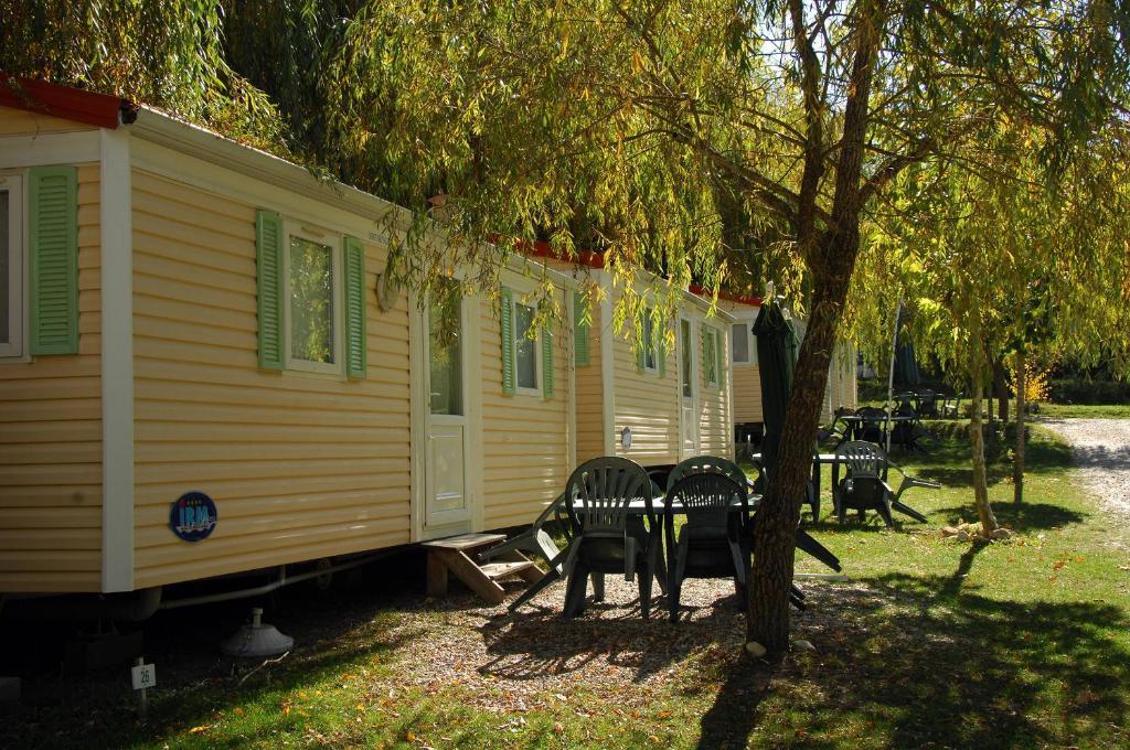 Camping La Ferme De كاستيلان الغرفة الصورة